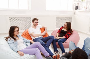 Yaratıcı iş takım start-up için fikir paylaşımı. Yeni projede modern ofiste çalışan insanlar