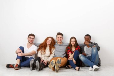 Mutlu gülen arkadaşlar, farklı öğrencilerin kapalı mekanlarda takılması. Beyaz arkaplan, alanı kopyala