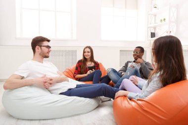 Yaratıcı iş ekibi başlangıç için fikir paylaşımı yapıyor. Modern ofiste yeni bir proje üzerinde çalışan iyimser insanlar, boşluğu kopyalayın