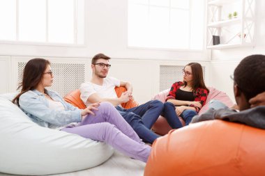 Yaratıcı iş takım start-up için fikir paylaşımı. Yeni projede modern ofiste çalışan insanlar