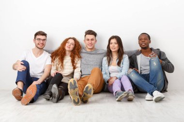 Mutlu gülümseyen arkadaşlar, farklı öğrencilerin kapalı mekanlarda takılması. Beyaz arkaplan, alanı kopyala