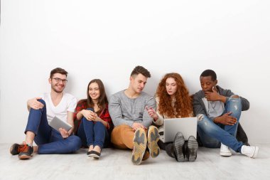 Mutlu gülen arkadaşlar, farklı öğrencilerin evde birlikte zaman geçirmesi. Dizüstü bilgisayarda video izleyip konuları tartışıyoruz. Beyaz arkaplan, alanı kopyala