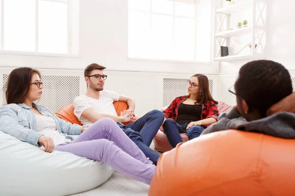 Yaratıcı iş takım start-up için fikir paylaşımı. Yeni projede modern ofiste çalışan insanlar