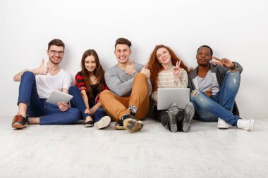 Mutlu gülen arkadaşlar, farklı öğrencilerin evde birlikte zaman geçirmesi. Beyaz arkaplan, alanı kopyala