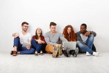 Mutlu gülen arkadaşlar, farklı öğrencilerin evde birlikte zaman geçirmesi. Dizüstü bilgisayarda video izleyip konuları tartışıyoruz. Beyaz arkaplan, alanı kopyala