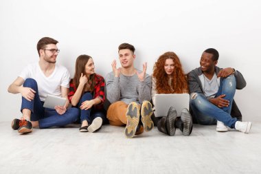 Mutlu gülen arkadaşlar, farklı öğrencilerin evde birlikte zaman geçirmesi. Dizüstü bilgisayarda video izleyip konuları tartışıyoruz. Beyaz arkaplan, alanı kopyala