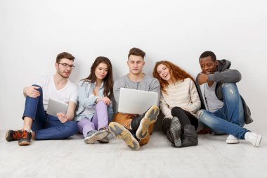 Mutlu gülen arkadaşlar, farklı öğrencilerin evde birlikte zaman geçirmesi. Dizüstü bilgisayardan film izliyorum. Beyaz arkaplan, alanı kopyala