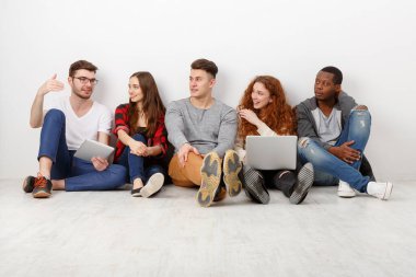 Mutlu gülen arkadaşlar, farklı öğrencilerin evde birlikte zaman geçirmesi. Dizüstü bilgisayarda video izleyip konuları tartışıyoruz. Beyaz arkaplan, alanı kopyala