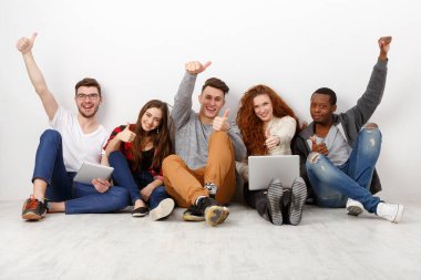 Mutlu gülen arkadaşlar, kazananlar, çeşitli öğrenciler evde birlikte zaman geçiriyorlar. Beyaz arkaplan, alanı kopyala