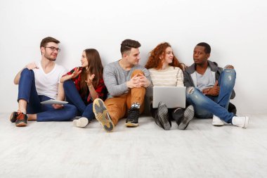 Mutlu gülen arkadaşlar, farklı öğrencilerin evde birlikte zaman geçirmesi. Dizüstü bilgisayarda video izleyip konuları tartışıyoruz. Beyaz arkaplan, alanı kopyala