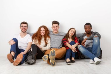 Mutlu gülen arkadaşlar, farklı öğrencilerin kapalı mekanlarda takılması. Beyaz arkaplan, alanı kopyala