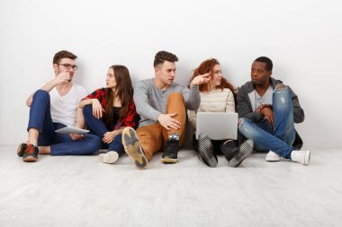 Mutlu gülen arkadaşlar, farklı öğrencilerin evde birlikte zaman geçirmesi. Dizüstü bilgisayarda video izleyip konuları tartışıyoruz. Beyaz arkaplan, alanı kopyala