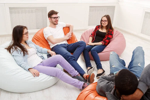 Yaratıcı iş takım start-up için fikir paylaşımı. Yeni projede modern ofiste çalışan insanlar