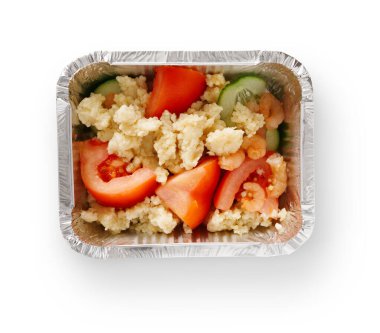 Renkli bir karides, doğranmış domates ve salatalık konteynırda bulunur. Salata, sağlıklı yiyenlere hitap eden dokuların ve tatların karışımını sergiliyor..