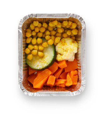 Mısır, kabak ve havuç gibi çeşitli sebzelerle dolu renkli tepsiler. Yemek, pek çok durum için uygun, sağlıklı bir seçenek sunuyor. Dikkatli düzenleme görsel cazibeyi arttırır.