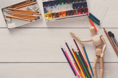 Görsel sanat arka plan boyama. Boya ve ahşap ressam adam beyaz Danışma, üstten görünüm, düz lay, nesneleri fırçaları ile