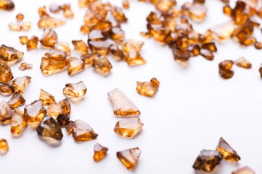 Beyaz arka plan üzerinde kahverengi kehribar taşı. Yığın doğal taşlar, metin için özgür yer. Güzellik, takı kavramı