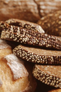 Arka plan, beyaz, siyah ve çavdar closeup, bütün ve dilimlenmiş somun ekmek