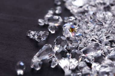 Güzel elmas siyah arka plan, boş alan üzerine. Parlak kristalleri yakın çekim yığını. Takı, lüks, hazine kavramı