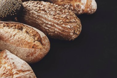 Değişik doku ve kenarları vurgulayan, düzgünce düzenlenmiş rustik zanaatkar ekmeklerinden oluşan bir seçim. Çeşitli ekmekler arasında susam tohumları ve yulaflardan yapılan somunlar da yer alıyor..