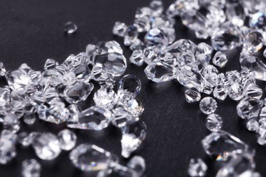 Güzel elmas siyah arka plan üzerine kapatın. Kristalleri yakın çekim yığını. Takı, lüks, hazine kavramı