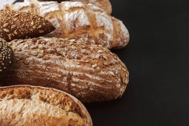 Fırın arka plan, siyah kopya alanı ile izole ekmek