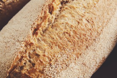 Yüksek kaliteli malzemelerden imal edilen bu zanaatkar ekmek ekmeği, kırsal bir kabuk ve yumuşak bir iç kabuğa sahiptir. Un tozlama onun el yapımı kalitesini vurgular ve görsel çekiciliğini artırır.