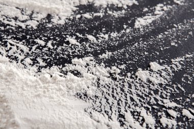 Un tabakası, hareketin yarattığı girdap desenleriyle koyu bir tezgahı kaplar. Bu ayar, aşçılık yaratıcılığına işaret eden ev mutfağında yapılan pişirme faaliyetlerini gösteriyor..