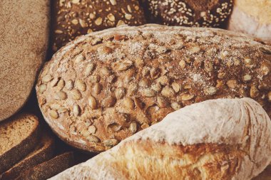 Çeşitli dokular ve malzemeler sergilenerek, farklı türde zanaatkar ekmekler bir arada sergilenir.