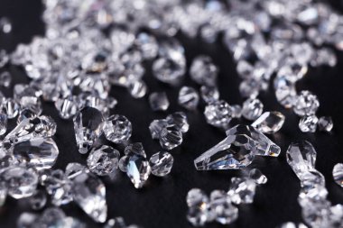 Güzel elmas siyah arka plan üzerine kapatın. Kristalleri yakın çekim yığını. Takı, lüks, hazine kavramı