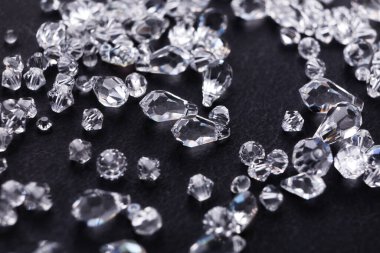 Güzel elmas siyah arka plan üzerine kapatın. Kristalleri yakın çekim yığını. Takı, lüks, hazine kavramı