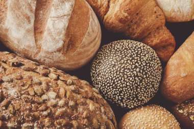 Çeşitli taze pişmiş ekmekler düzenlenir, eşsiz dokular ve kabuklar sergilenir. Koleksiyonda tam tahıl, susam ve tuhaf kruvasanlar var. Sıcak melodiler davetkar atmosfere ekleniyor..