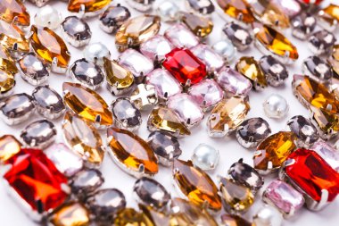 Renkli değerli taşlar, mücevher arka plan. Parlak takılan taş çeşitleri