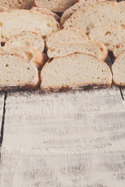 Dilimlenmiş ekmek degrade arka plan. Ekmek pasta ve bakkal kavramı. Çavdar ve beyaz somun türlü ahşap üzerine dilimlenmiş taze, sağlıklı bütün tahıl