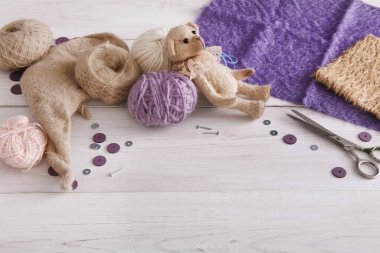 El yapımı oyuncak yapımı, esnaf iş yeri arka plan. Ayı ve vintage oyuncak, home atölye, oluşturmak için malzemeleri metin için yer kopyalayın