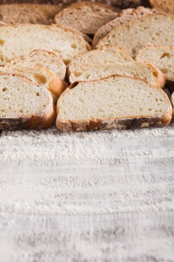 Dilimlenmiş ekmek degrade arka plan. Ekmek pasta ve bakkal kavramı. Çavdar ve beyaz somun türlü ahşap üzerine dilimlenmiş taze, sağlıklı bütün tahıl