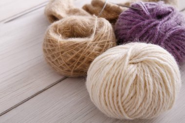 İğne işi ve el sanatları kavramı. Renkli yumuşak toplar iplik ile el yapımı kumaş, örme için aygıtlar alanı Kopyala