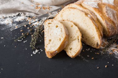 Fırın arka plan, siyah üzerine beyaz ekmek dilimlenmiş. Unu ve tahıl kopya alanı ile