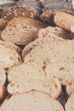 Siyah ekmek degrade arka plan dilimlenmiş. Ekmek pasta ve bakkal kavramı. Çavdar ve beyaz somun türlü ahşap üzerine dilimlenmiş taze, sağlıklı bütün tahıl