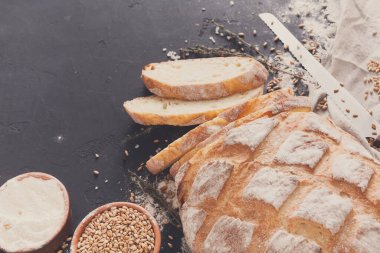 Fırın arka plan, siyah üzerine beyaz ekmek dilimlenmiş. Unu ve tahıl kopya alanı ile