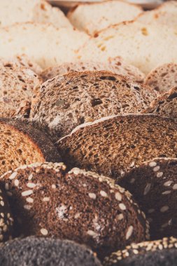 Siyah ekmek degrade arka plan dilimlenmiş. Ekmek pasta ve bakkal kavramı. Çavdar ve beyaz somun türlü ahşap üzerine dilimlenmiş taze, sağlıklı bütün tahıl