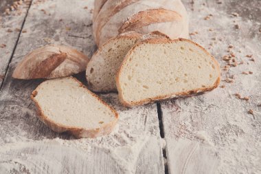 Beyaz ekmek, fırın arka plan üzerinde rustik ahşap, portre, dilimlenmiş Kopyala yer