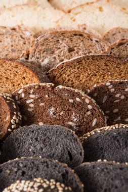 Siyah ekmek degrade arka plan dilimlenmiş. Ekmek pasta ve bakkal kavramı. Çavdar ve beyaz somun türlü ahşap üzerine dilimlenmiş taze, sağlıklı bütün tahıl