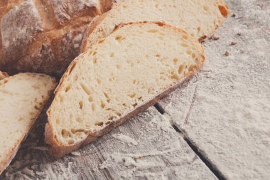 Beyaz ekmek, fırın arka plan üzerinde rustik ahşap, portre, dilimlenmiş Kopyala yer