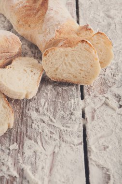 Dilimlenmiş beyaz ekmek, fırın arka plan üzerinde rustik ahşap, dikey, portre, kopya alanı