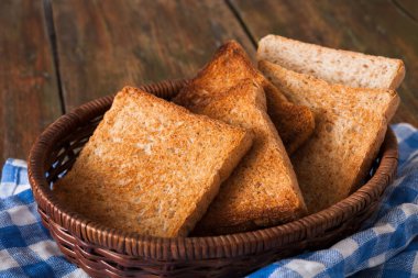 Hasır breadbasket damalı tablo peçete yarım kaplama ahşap masa, closeup Tarih içinde kahvaltı arka plan, beyaz ekmek tost