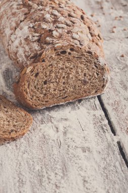 Çavdar ekmeği, ekmek arka plan üzerinde rustik ahşap, portre, dilimlenmiş Kopyala yer