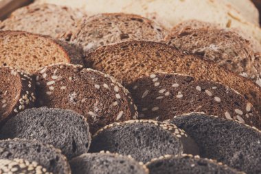 Siyah ekmek degrade arka plan dilimlenmiş. Ekmek pasta ve bakkal kavramı. Çavdar ve beyaz somun türlü ahşap üzerine dilimlenmiş taze, sağlıklı bütün tahıl