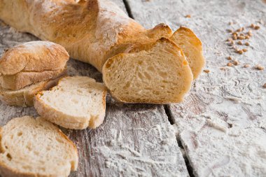 Beyaz ekmek, fırın arka plan üzerinde rustik ahşap, portre, dilimlenmiş Kopyala yer