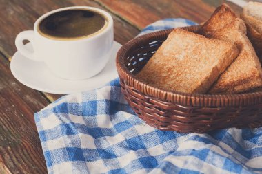Kahvaltı arka plan, tost ve kahve rustik ahşap üzerine. Espresso ve ekmek